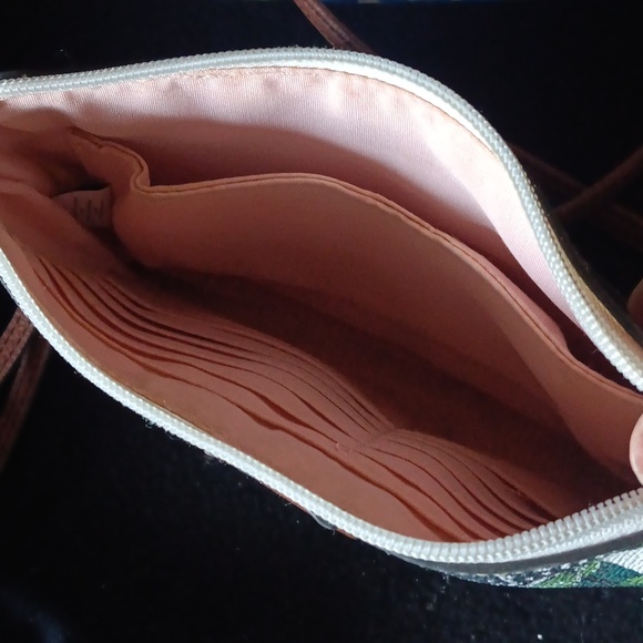 Liz Claiborne clutch - Picture 4 of 4